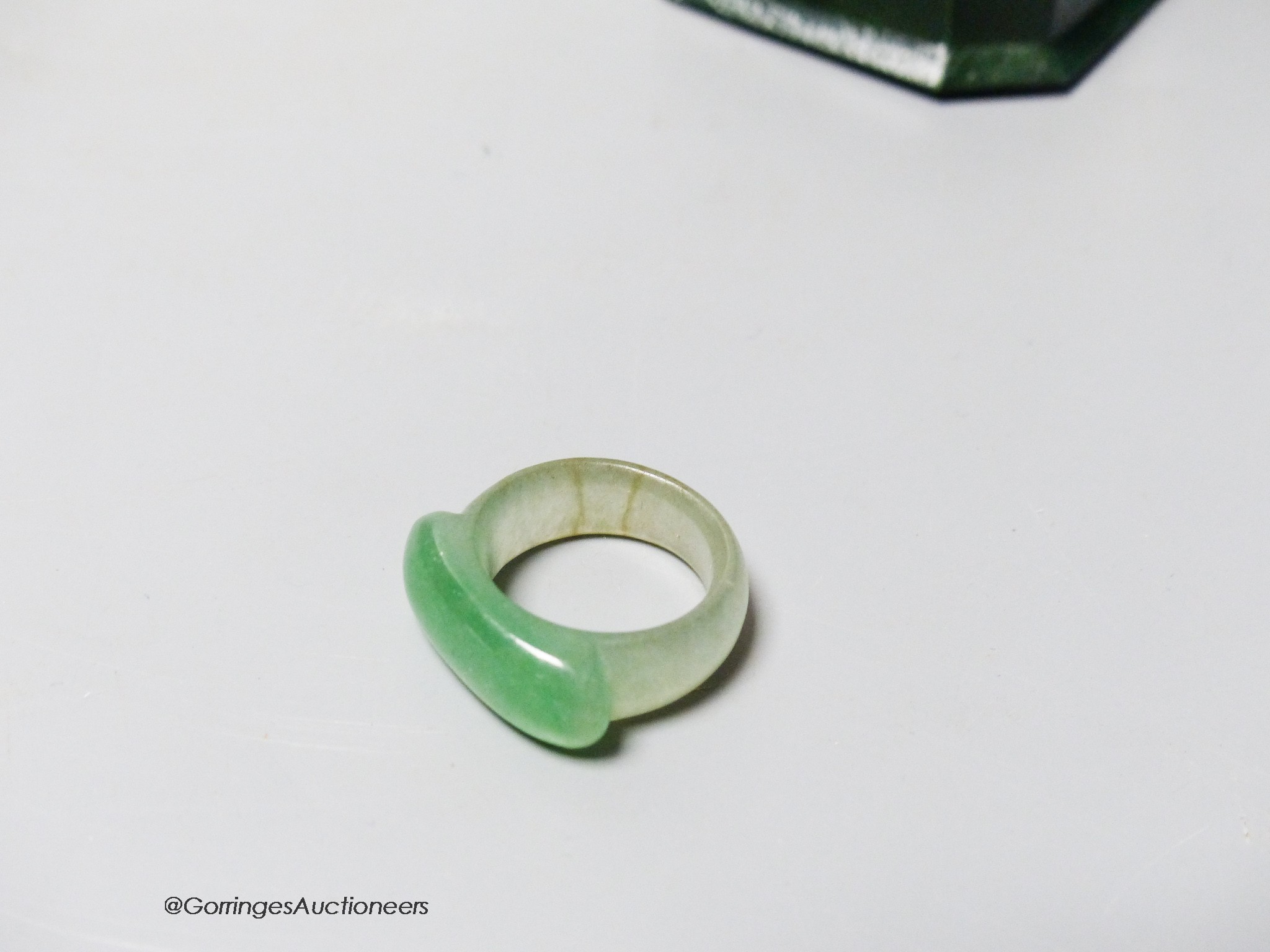 A Chinese jadeite ring, 19th/20th century, 22mm diameter